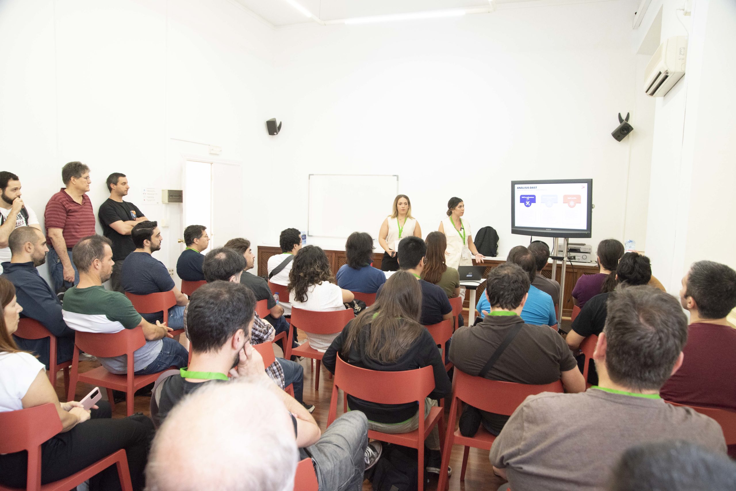 Vista de una charla en OpenSouthCode 2023 donde una sala repleta de asistentes aprenden sobre ciberseguridad.